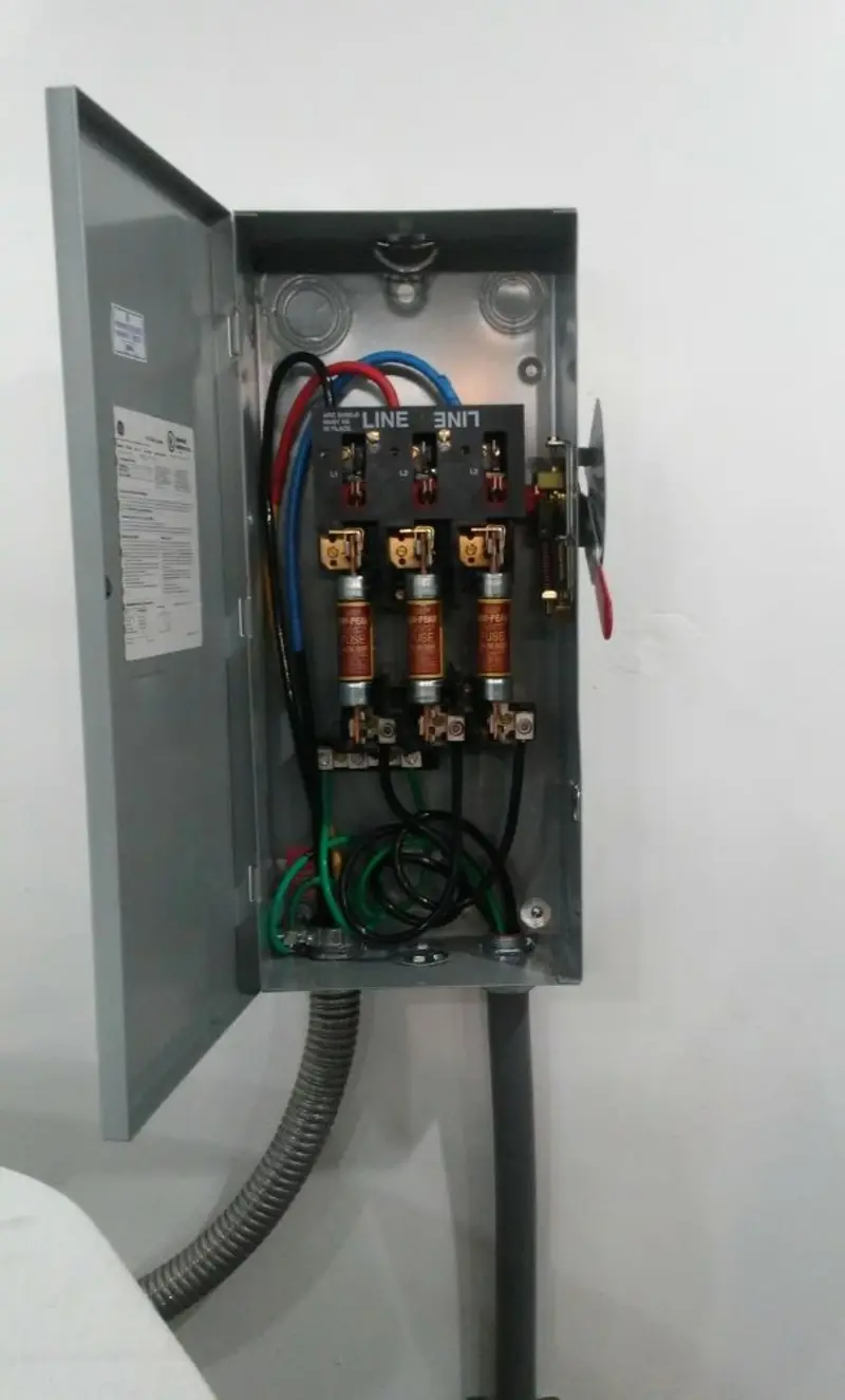 Three-phase disconnect switch installed for Smoke Detector Installation in Powell
